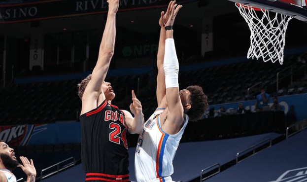  公牛逆转火箭拉文命中绝杀三分球  