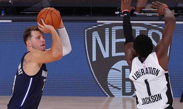  东契奇40+三双独行侠登顶  